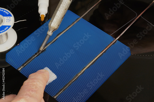 Soldering the solar cell manually