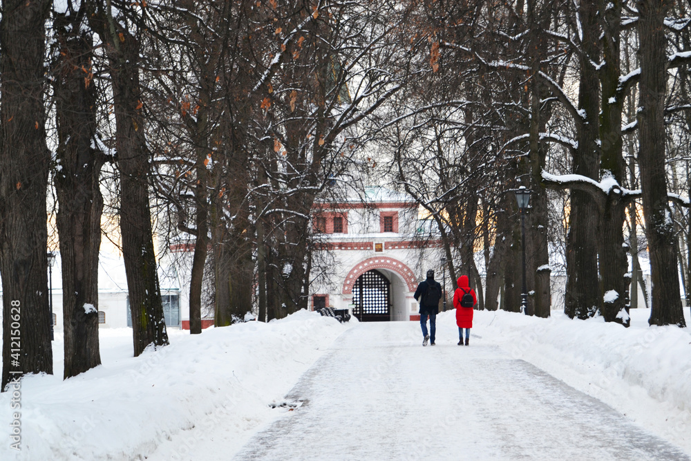 Naklejka premium an image of the couple walking in winter time