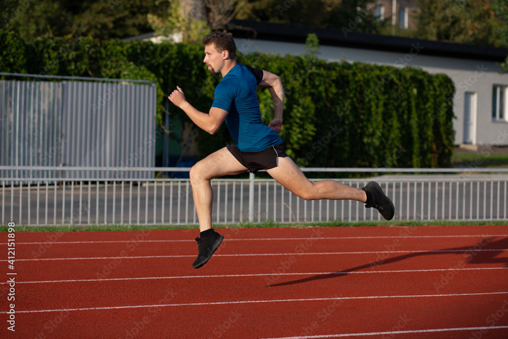 Obraz premium Athletic guy doing running workout