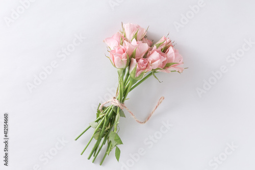 麻ひもで結んだピンクの薔薇の花束