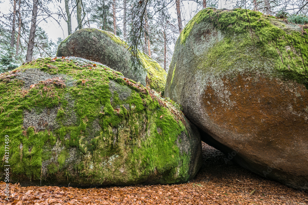 Alte verwitterte Megalith Granit Felsen Formation mit Höhle und Durchbruch im bayerischen Wald bei Thurmansbang, Deutschland