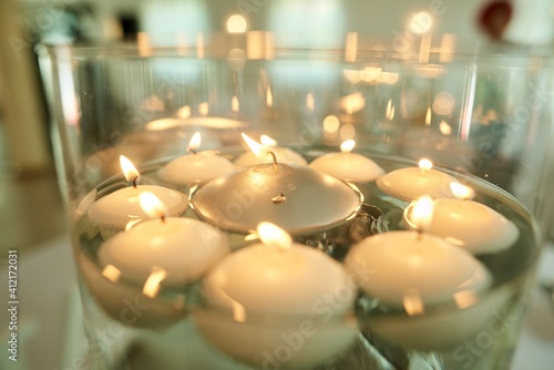 świeczki w wodzie, elegancja i styl w zapalanych świeczkach na wodzie 