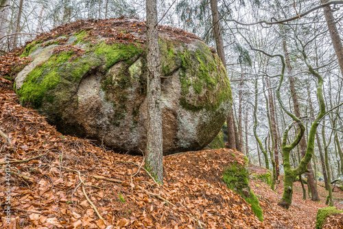 Alte verwitterte Megalith Granit Felsen Formation mit Höhle und Durchbruch im bayerischen Wald bei Thurmansbang, Deutschland photo