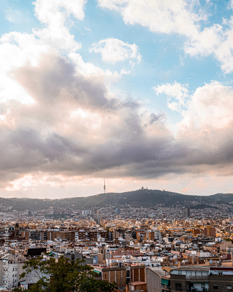 Atardecer con cielo nublado con vistas panorámicas de Barcelona la ciudad