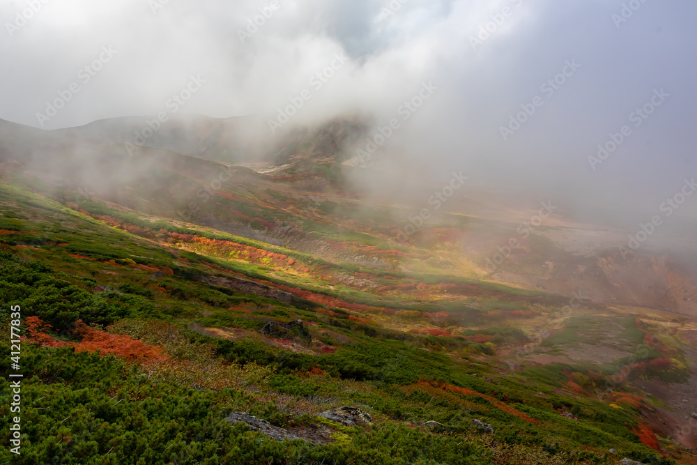 秋の北海道・大雪山で見た、雲に覆われる北海岳山頂付近の紅葉