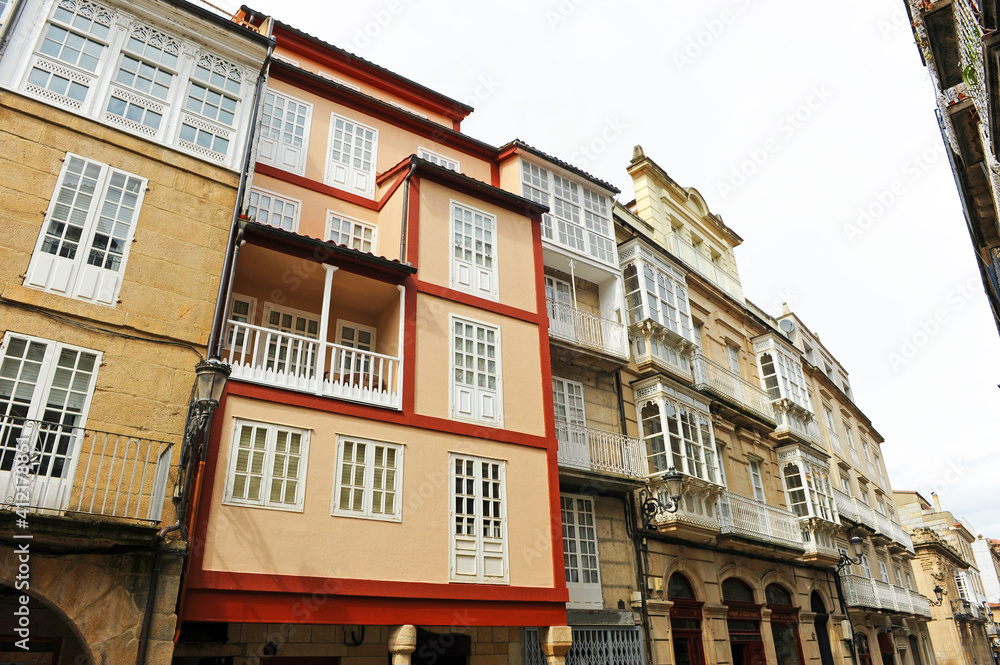 Edificios de la calle Santo Domingo del centro histórico de Ourense Orense, Galicia, España