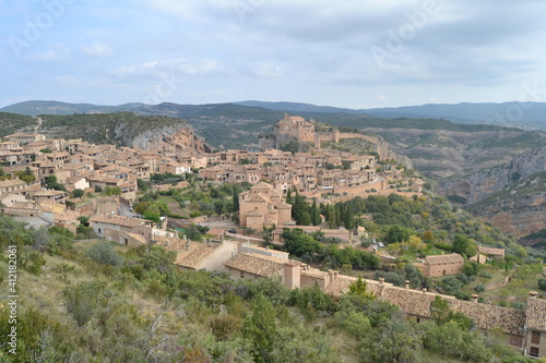 Visita a la preciosa Villa medieval de Alquezar Huesca Arag  n Espa  a.