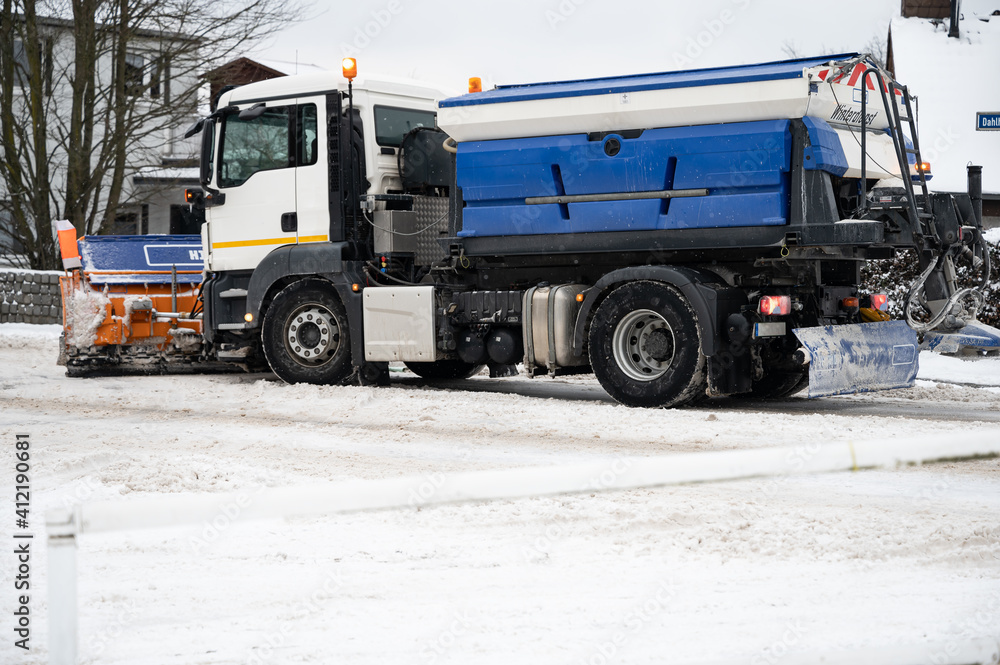 Winterdienst räumt mit Schneeschieber die Strasse frei Winterdienst räumt mit Schneeschieber die Strasse frei
