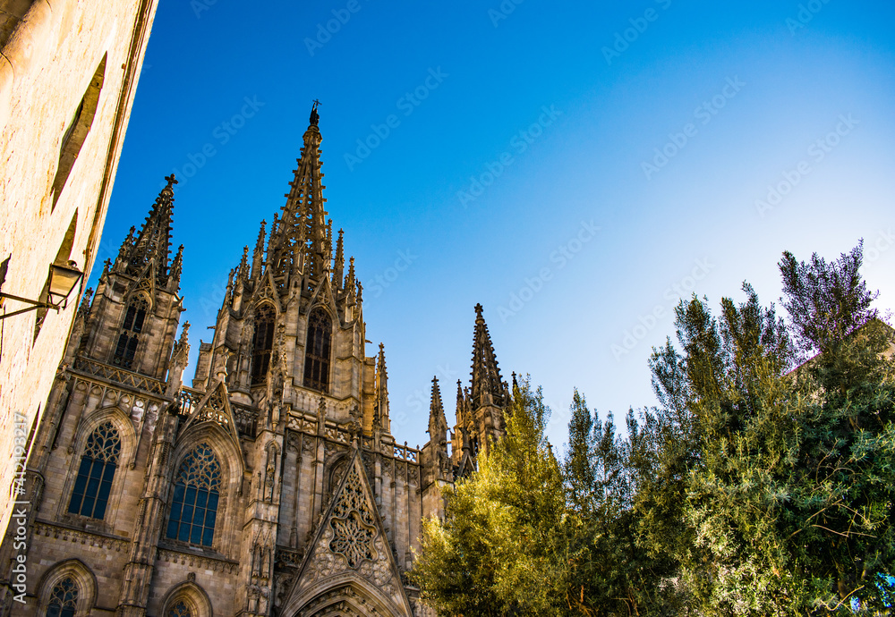 Catedral de Barcelona con el cielo azul