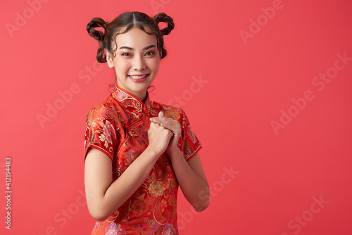 Obraz na plátně Asian chinese woman in traditional dress on red background
