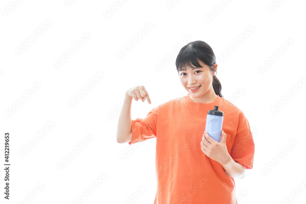 プロテインを飲む若い女性 プロテインを飲む若い女性