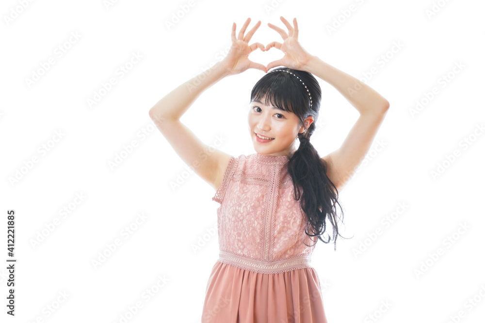 指でハートマークを作る若い女性 指でハートマークを作る若い女性