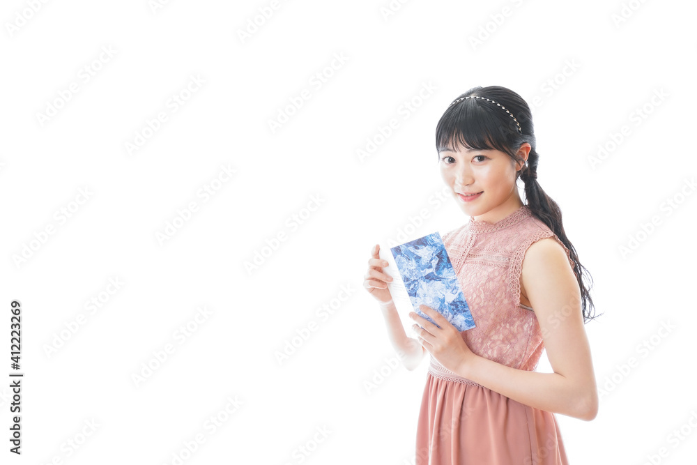 パーティーの招待状を持つ若い女性