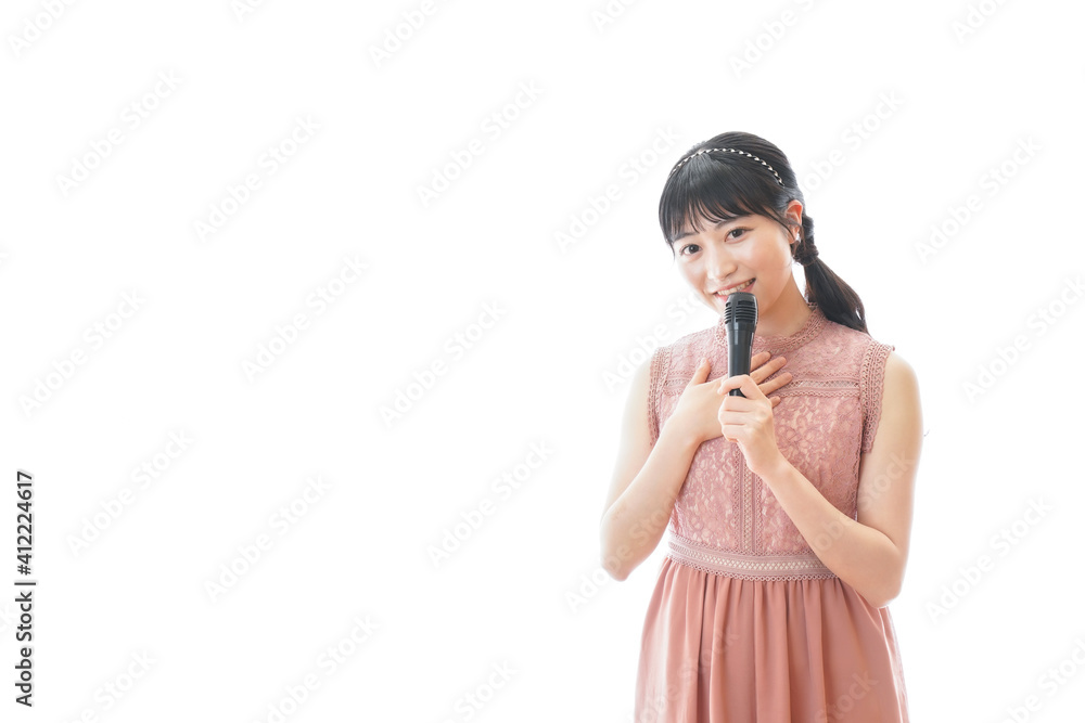 パーティーで司会をする若い女性