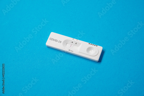 Covid-19 Schnellttest auf blauem Hintergrund