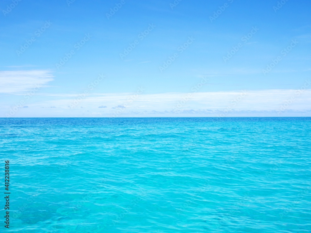 沖縄の宮古島の青い海と空
