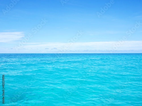 沖縄の宮古島の青い海と空