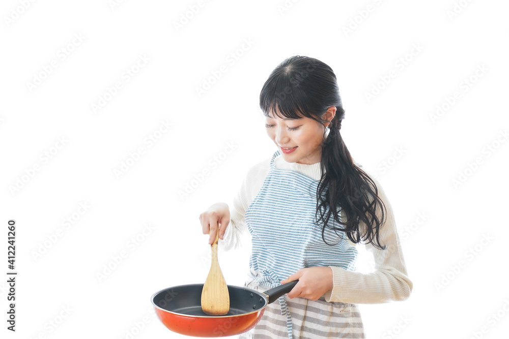 自宅で料理をする新婚の女性 自宅で料理をする新婚の女性