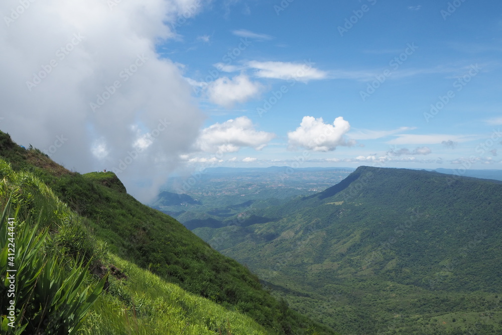 Fototapeta premium Mountain and fog at Phu Tab Berk, Petchaboon, Thailand.