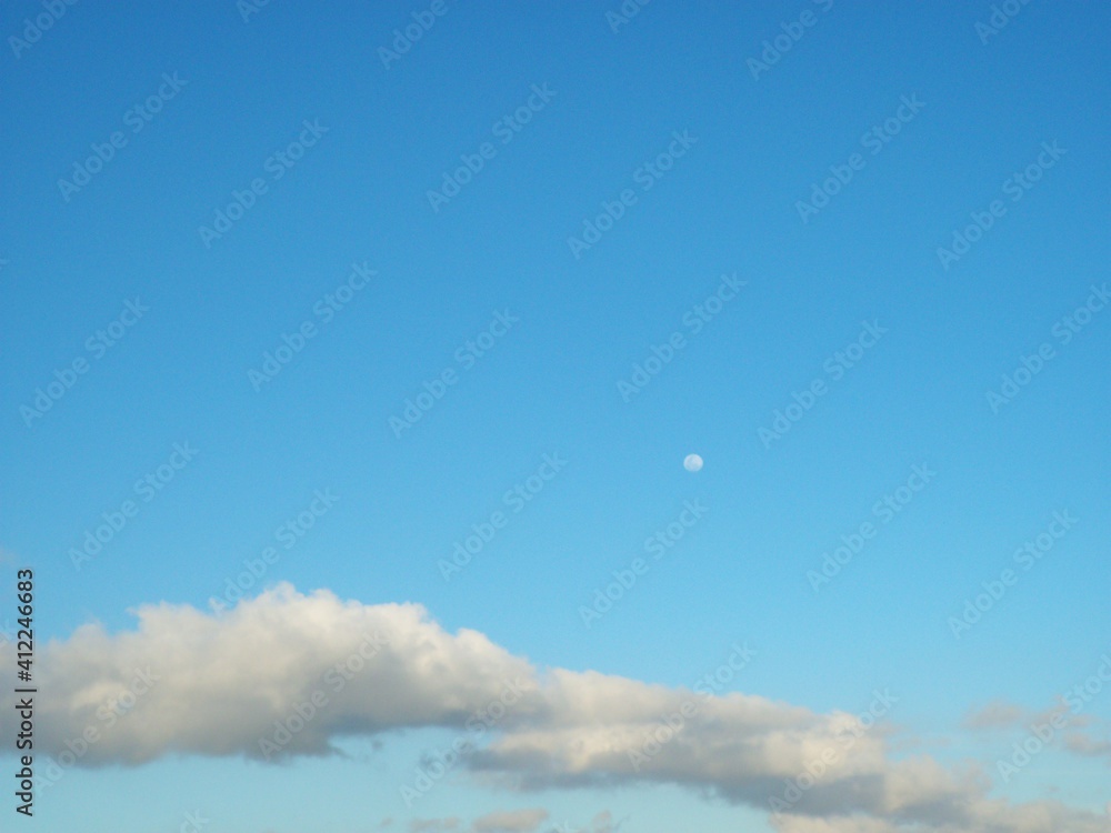Cielo azul con una linda nube y la luna de fondo Cielo azul con una linda nube y la luna de fondo