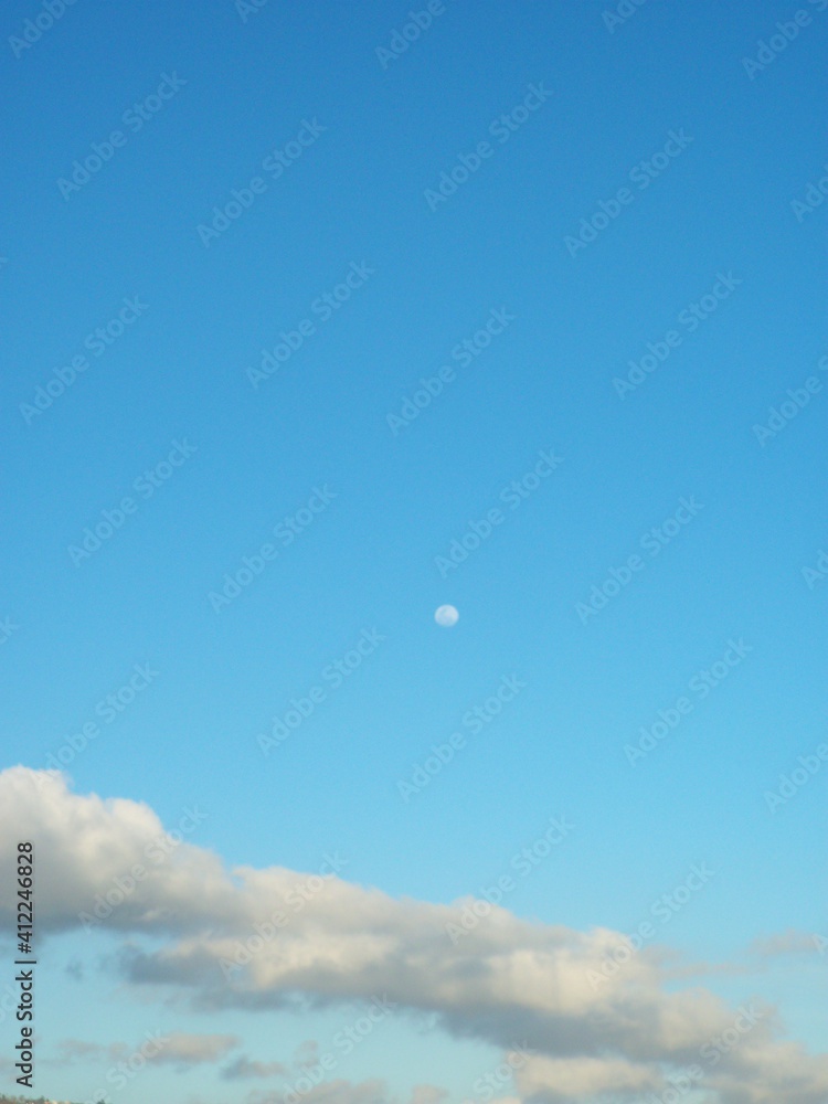 Hermoso cielo azul con la luna de fondo Hermoso cielo azul con la luna de fondo