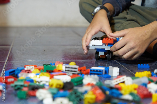 Fotografija Niño Latinoamericano jugando con ladrillitos lego