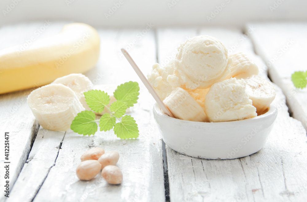 Ketogenes Speiseeis Keto Diät mit Bananen und Mandeln Banane Mandel Eis Ketogenes Speiseeis Keto Diät mit Bananen und Mandeln Banane Mandel Eis
