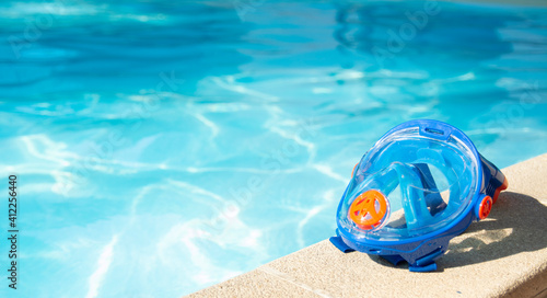 Fotografie swimming mask with snorkel near the blue pool on a sunny tropical morning
