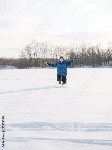 Laufender Junge im Schnee