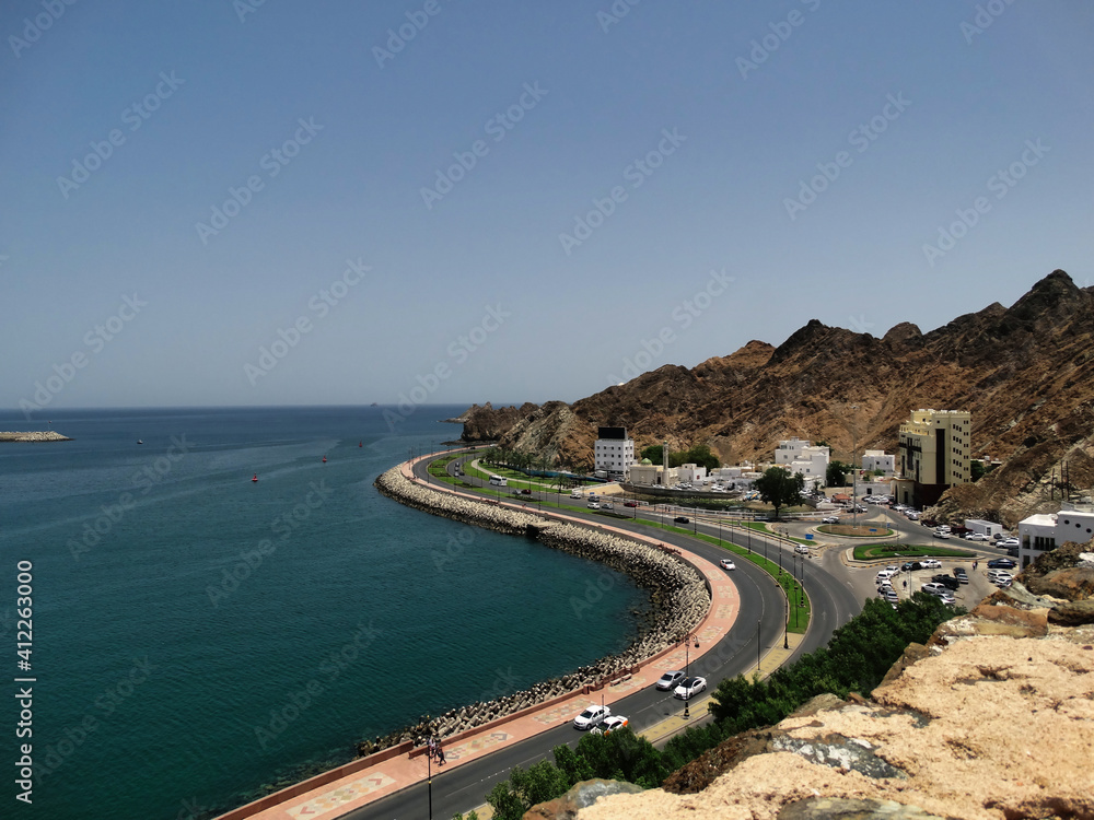 Strasse entlang am Meer in Muskat Oman - Road along the sea in Muscat Oman