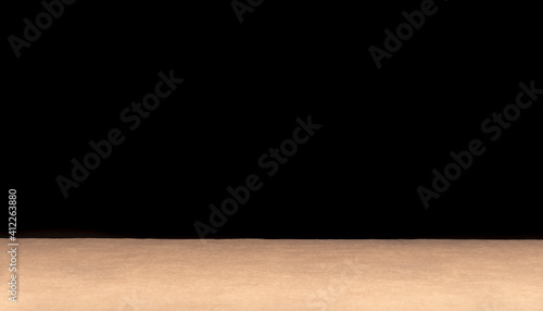 Table en bois sur arrière plan noir. Arrière-plan noir avec support de bois pour présentation d'objets publicitaires pour promotion de produits.