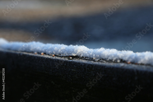 detail von einem schnee bedeckten zaun photo