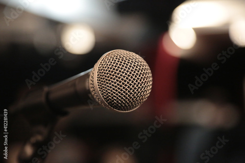 detailaufnahme von einem Mikrofon in einem studio