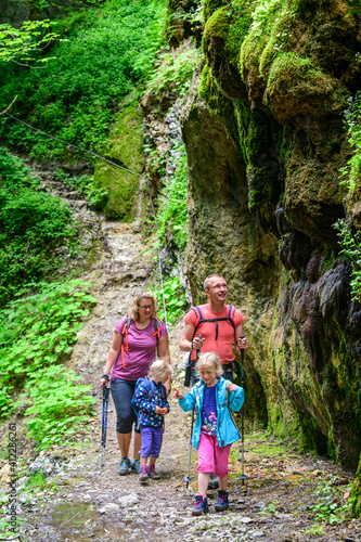 Erlebnisreiche Wanderung mit der Familie in einer wildromantischen Gebirgsschlucht im Allgäu © ARochau