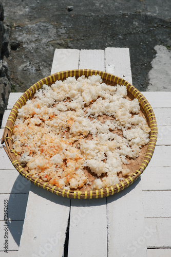 dry rice that is dried under the sun in a bamboo container