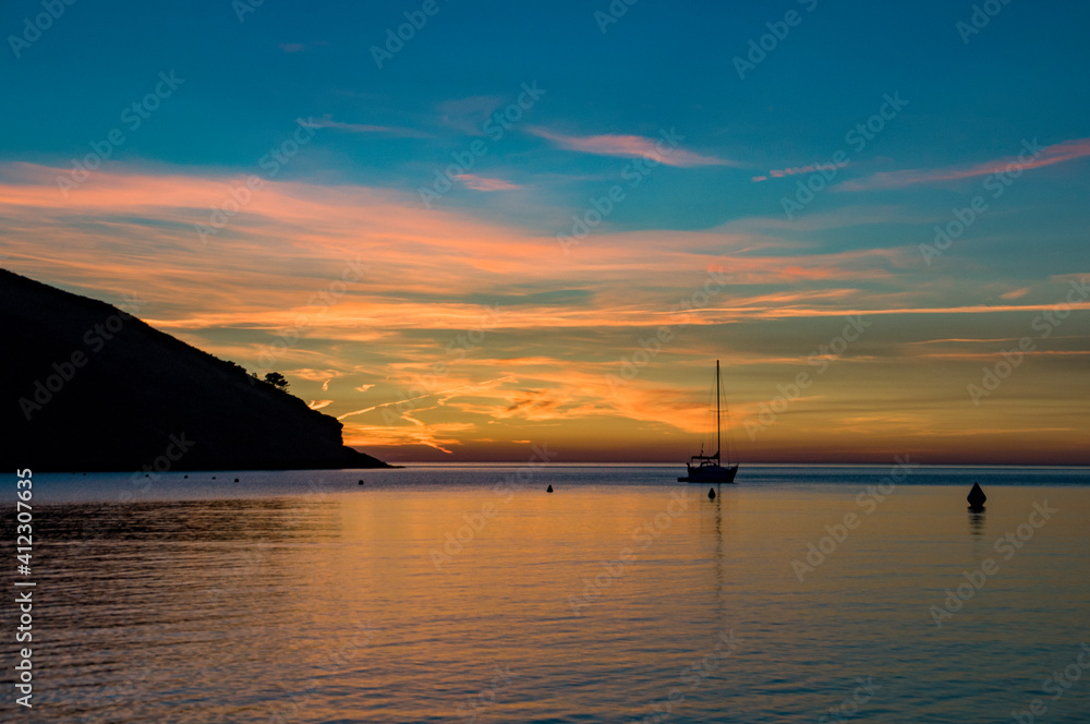 Amanece en el Mediterráneo, Costa Brava, Gerona, Cataluña, España. Amanece en el Mediterráneo, Costa Brava, Gerona, Cataluña, España.