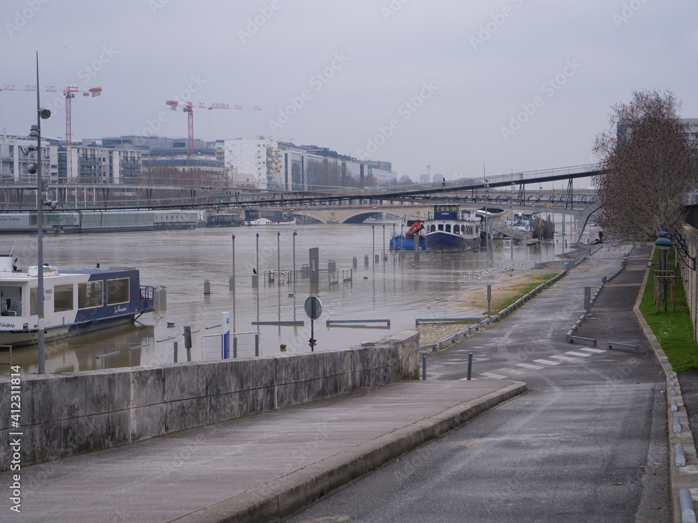 Naklejka premium The Seine river during floods during winter.