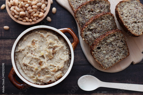 Obraz na płótnie Vegetarian white bean lard for spreading on bread