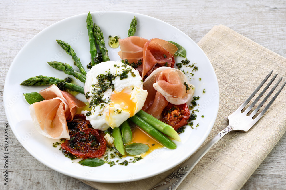 Best Eggs Benedict - Poached eggs with prosciutto, asparagus, sun-dried tomatoes and pesto Best Eggs Benedict - Poached eggs with prosciutto, asparagus, sun-dried tomatoes and pesto