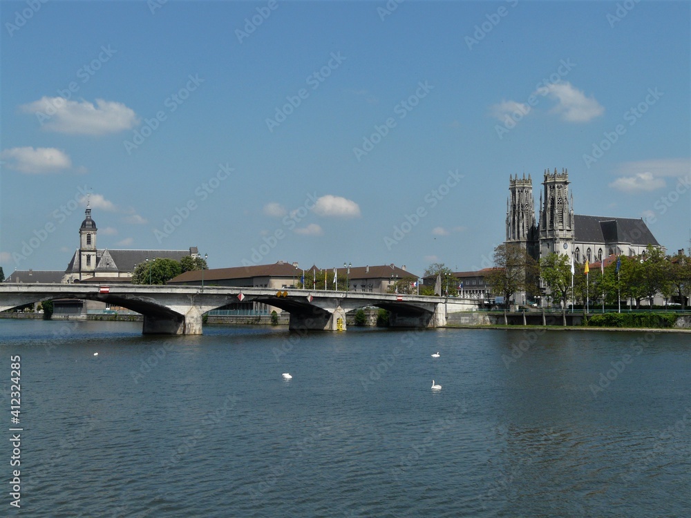 Sankt-Martin-Kirche / Saint-Martin-Eglise mit Brücke und Mosel in Pont-a-Mousson