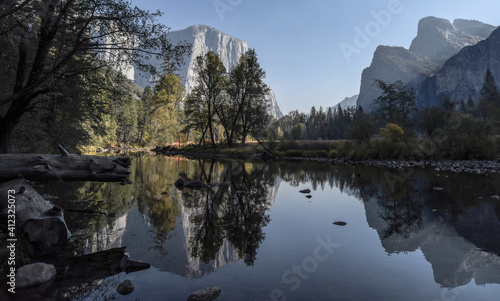 Fototapeta Naklejka Na Ścianę i Meble -  El Capitan and the Merced River in the Yosemite Valley of Yosemite National Park.