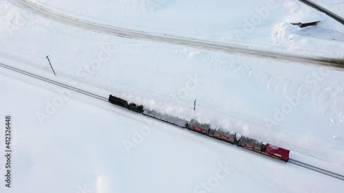 Nostalgische Dampfbahn fährt durch Winterlandschaft des Oberengadins