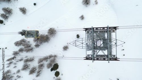 Gondelbahn passiert Mast in den Bergen