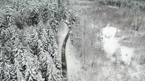 Drohne verfolgt Auto in Winterlandschaft