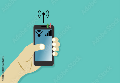 Ein männliche Hand hält ein Smartphone über einem türkisen Hintergrund (Konzept mobile Datenverbindung).