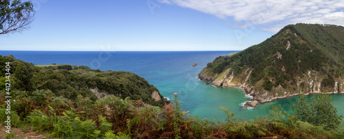 Hermosas vistas del mar y los acantilados desde el Mirador El Pechón, en Cantabria, España, agosto de 2020