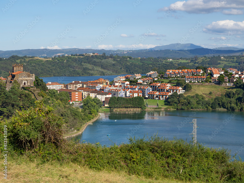 Vistas escénicas de la naturaleza de San Vicente de la Barquera en Cantabria, España, verano de 2020