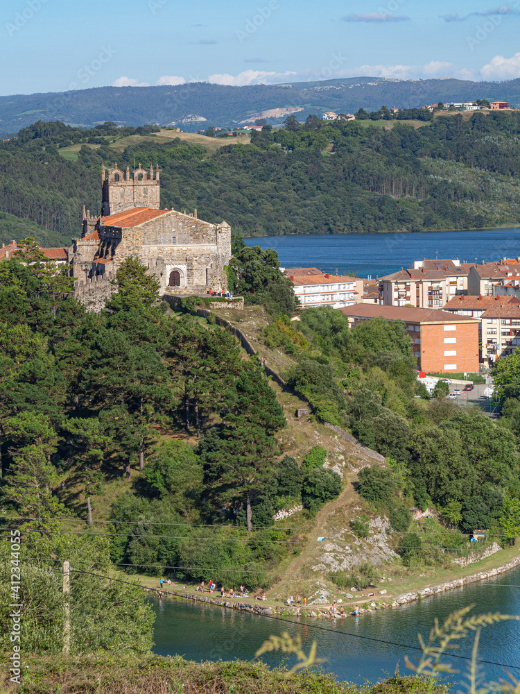 Vistas de un paisaje vertical de Iglesia de Santa María de los Ángeles en  San Vicente de la Barquera, en Cantabria, España, verano de 2020
