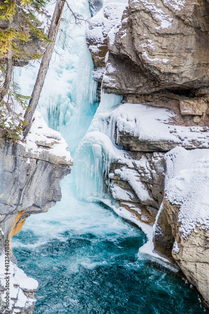 Naklejka premium Beautiful view of the frozen Athabasca Falls in winter, Canada