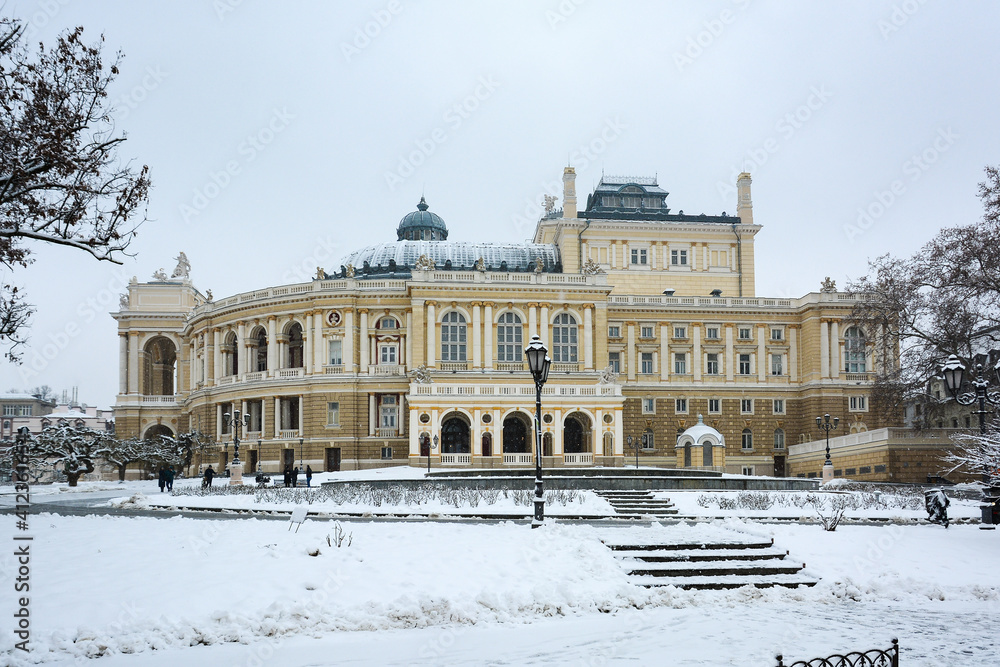 Obraz Winter day in Odessa. Snowy, cold weather. Odessa National Academic Theater of Opera and Ballet, architectural monument, Ukraine.